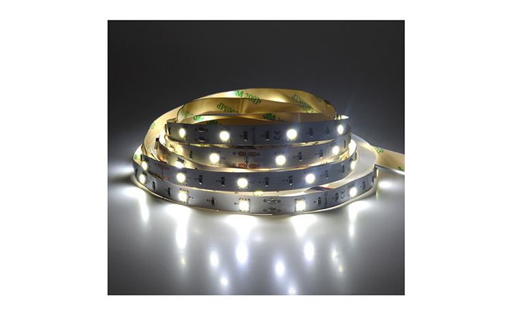 MI75041: RUBAN LED BLANC 6000°K 5 M 30 LEDS ET 7,2 W / M IP20 12V 7,2w/M 180° 6000K